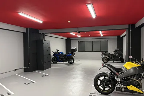 大阪天六Baseの室内全景（赤い天井）