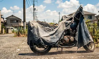 夏の屋外保管がバイクに与えるダメージ|紫外線・高温・カバーの劣化