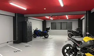 天六・天神橋筋エリアでバイクの保管場所を探す|3路線が使える駅から徒歩4分の屋内ガレージ