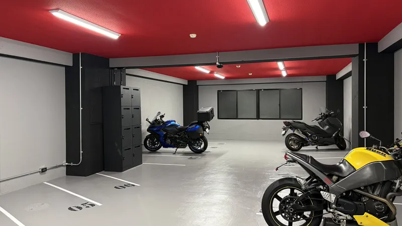 天六・天神橋筋エリアでバイクの保管場所を探す｜3路線が使える駅から徒歩4分の屋内ガレージ